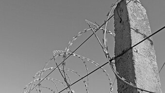 Vor ihnen der Stacheldraht an der EU-Außengrenze in Belarus: Die Landeskirche setzt sich für sichere und legale Aufnahme von humanitären Flüchtlingen ein. Foto: lk/Pixabay.